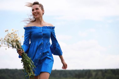 Genç sevimli kız bir köy alanındaki günbatımında çalıştırın