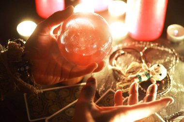 Büyülü bebeklerle, tarot kartlarıyla, kitaplarla, şeytani mumlarla ve cadılık objeleriyle dolu mistik bir hayat. Kehanet ayini.