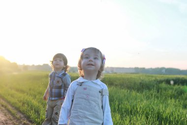 Çocuklar çim tarlasında doğa üzerinde
