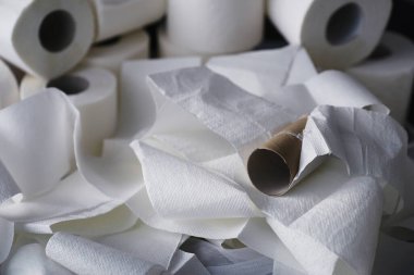 Tuvalet kağıdı rulo halinde. Kar beyazı, yumuşak, üç katmanlı tuvalet kağıdı. Hijyen ürünleri eksikliği. Birincil koruma ve dezenfeksiyon.