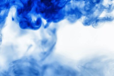 Suyun içinde bir tutam boya. Sudaki boyanın çözülmesi. Su kirliliği. Sanat yaratıcılığı kavramı.