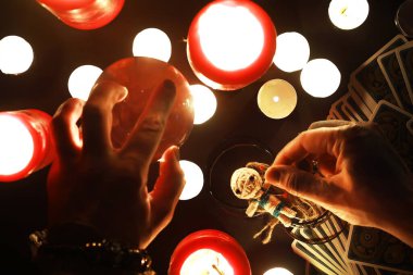 Büyülü bebeklerle, tarot kartlarıyla, kitaplarla, şeytani mumlarla ve cadılık objeleriyle dolu mistik bir hayat. Kehanet ayini.