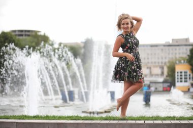 Parkta güzel bir kız Yazın güneşli bir gün yürüyüşünde