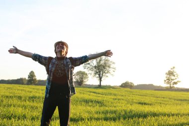 Gündelik giysiler içinde bir adam açık alanda bir gezgindir.