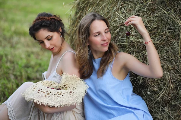 Chicas Jóvenes Están Caminando Campo Antes Lluvia — Foto de Stock