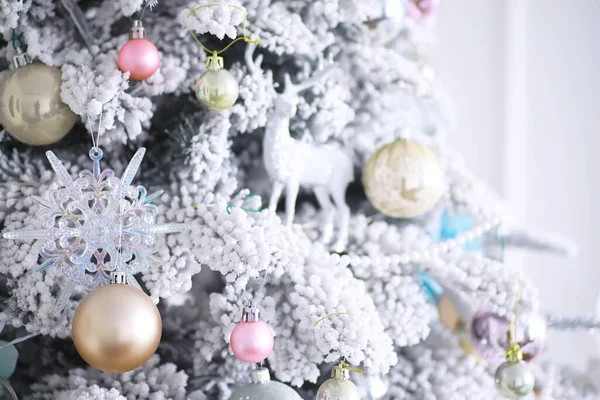 Weihnachtsfeiertag Hintergrund Silberne Und Rote Kugeln Hängen Einem Baum Mit — Stockfoto