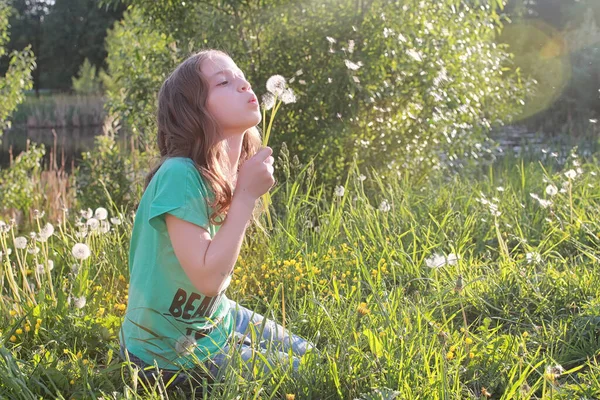 Adolescent Soufflant Des Graines Une Fleur Pissenlit Dans Parc Printemps — Photo