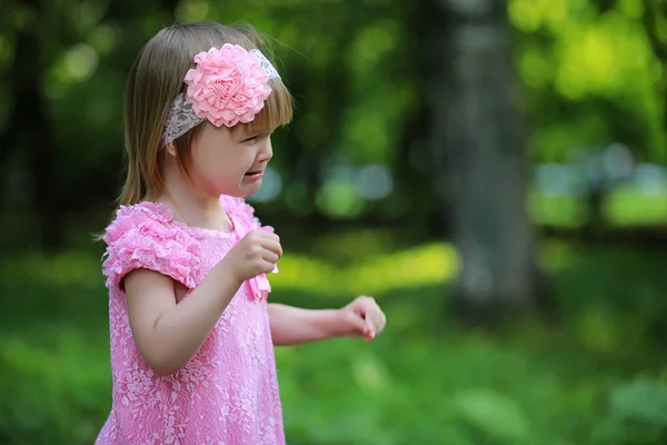 Mutter Mit Zwei Töchtern Zwillinge Für Einen Spaziergang Park — Stockfoto