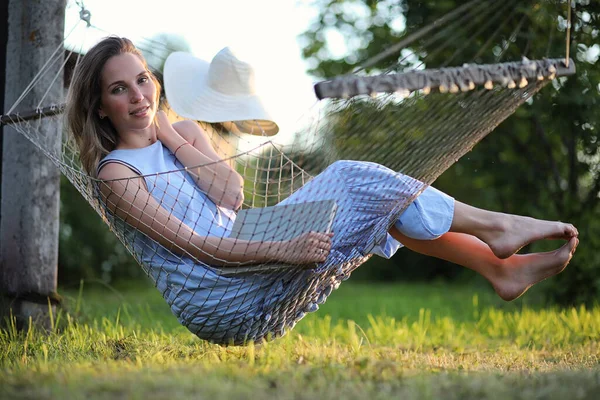 Belle Jeune Fille Couchée Lisant Livre Plein Air Été — Photo