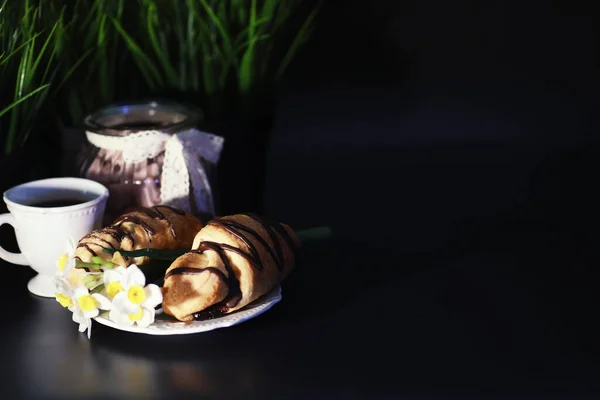 Fransk Morgenmad Bordet Kaffe Croissant Med Chokolade Karaffel Med Fløde - Stock-foto