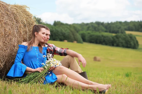 Szerelmes Pár Egy Falusi Területen Sunse — Stock Fotó