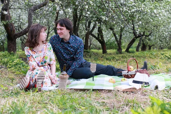 Joven Pareja Fecha Primavera Parque Aire Libre — Foto de Stock