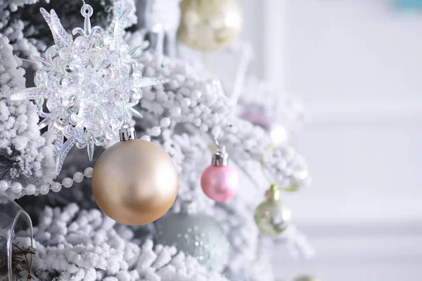 Weihnachtsfeiertag Hintergrund Silberne Und Rote Kugeln Hängen Einem Baum Mit — Stockfoto