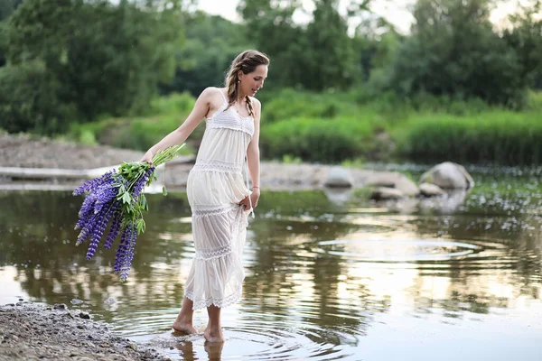 Menina Bonita Com Buquê Flores Azuis Natureza Verão — Fotografia de Stock