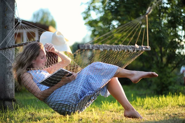 Mooi Jong Meisje Liegen Het Lezen Van Een Boek Zomer — Stockfoto