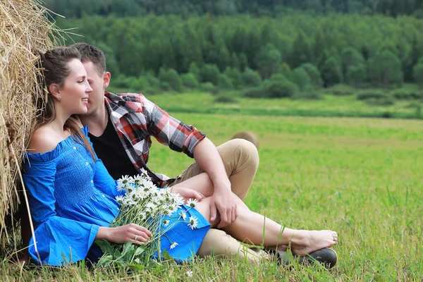 Couple Amoureux Dans Champ Village Coucher Soleil — Photo