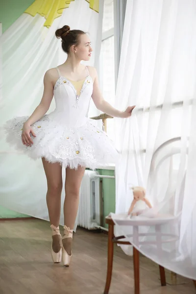 漂亮的芭蕾女舞者在室内练习 — 图库照片