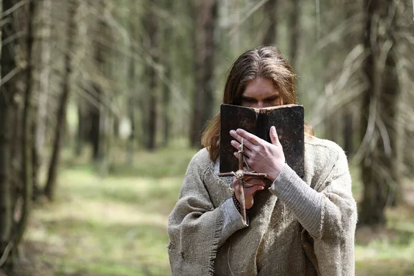 Man Kaftan Tillbringar Ritual Mörk Skog Med Kristall Kula Och — Stockfoto