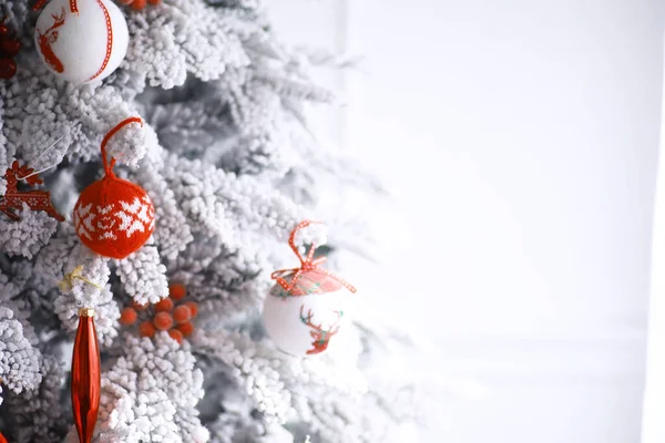 Świąteczne Tło Srebrno Czerwona Bombka Wisząca Drzewie Ozdobiona Bokeh Śniegiem — Zdjęcie stockowe