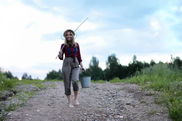 Bella Ragazza Sulla Natura Vicino Fiume Con Una Canna Pesca — Foto Stock