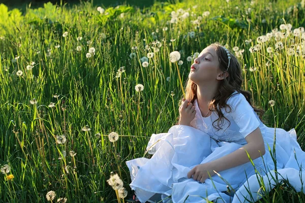 Een Tiener Blazende Zaden Van Een Paardebloem Bloem Een Voorjaar — Stockfoto