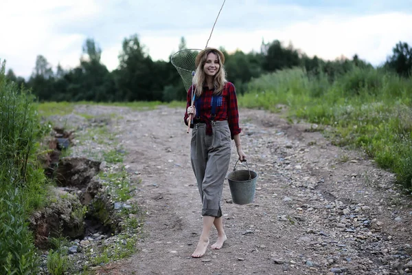 Bella Ragazza Sulla Natura Vicino Fiume Con Una Canna Pesca — Foto Stock