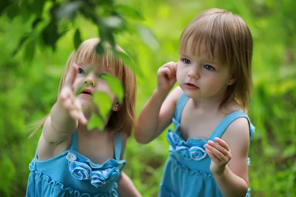 Maman Avec Deux Filles Jumelles Pour Une Promenade Dans Parc — Photo