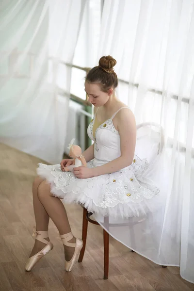 Hezká Dívka Baletní Tanečnice Cvičení Uvnitř — Stock fotografie