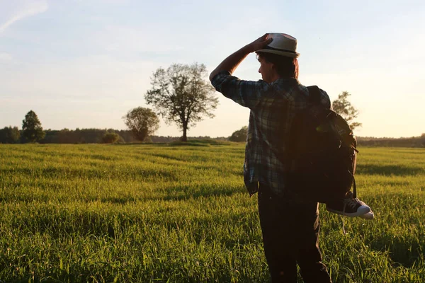 Een Man Casual Kleding Een Reiziger Open Ruimte — Stockfoto