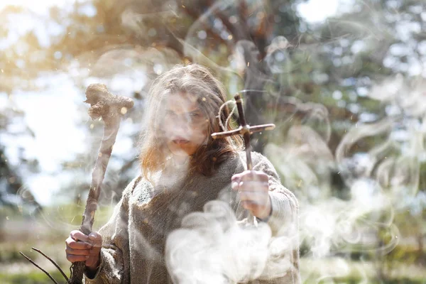 Чоловік Манії Проводить Ритуал Темному Лісі Кришталевим Ячем — стокове фото