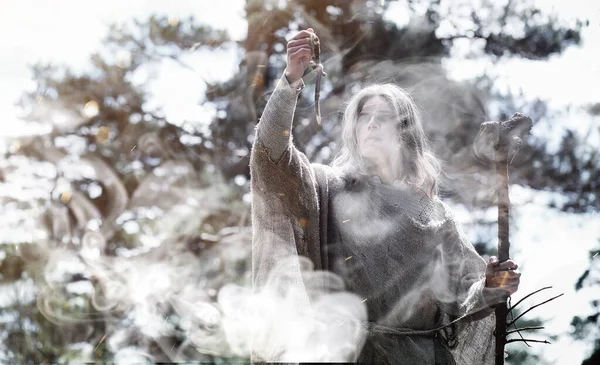 妖精の魔術師 ガラス球 魔法の呪文 儀式魔術師 エルダー スタッフと森の中のクロス 黒と白の魔法 古い本の呪文 — ストック写真