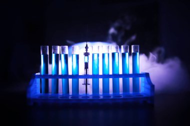 Test tüpü yeni sıvı çözelti potasyum mavisi taşar. Analiz reaksiyonu için çeşitli reaksiyonlar kullanılır. 