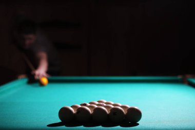 Bilardo kulübü. Rus bilardo takımıyla kumar masası ve siyah bilardo topu. Rus piramidi (Rus bilardosu, piramit bilardosu), spor.