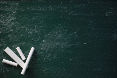 Tebeşir tahtası. Tahtaya yazmak için boya kalemleri. Öğrenme konsepti. Okulda tebeşir tahtası..