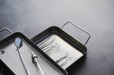 Diş muayenehanesi için ekipman. Ortopedik aletler. İş aletleri olan bir diş teknisyeni. Dişçi metal aletleri.
