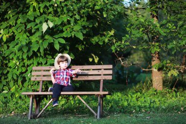 Sonbahar parkında yürüyüşe çıkmış çocuklar. Yaprak parkta düşer. - Aile. Düş! Mutluluk.