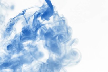 Suyun içinde bir tutam boya. Sudaki boyanın çözülmesi. Su kirliliği. Sanat yaratıcılığı kavramı.