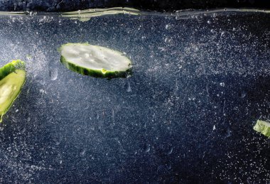 Olgun salatalığa su damlası. Metnin için fotokopi alanı olan taze sebzeler. Vejetaryen ve vejetaryen kavramı.