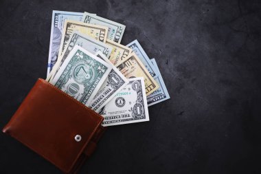 Nakit para büyük bir yığının içinde finans geçmişi olarak. Kağıt paralar kapansın. Üst görünüm