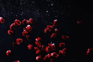 Olgun tatlı nar tohumlarına su damlaları düşer. Metnin için kopyalama alanı olan taze nar arkaplanı. Vejetaryen ve vejetaryen kavramı.