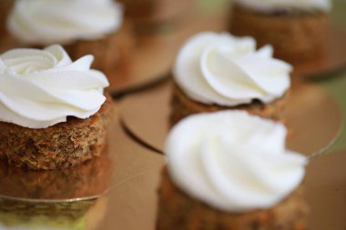 Farklı kremalı güzel pasta bisküvisi ve dekorasyon.