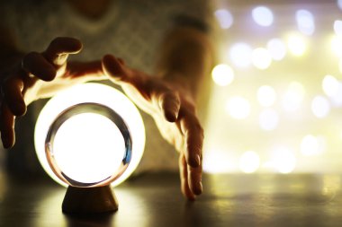Yerde Bokeh 'le kristal küre var. Renkli ışık saçan cam top, yeni yıl kutlaması konsepti..