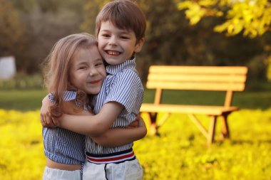 Yazın yürüyüşe çıkan çocuklar. Çocuklar kırsalda şımarır. Kahkaha ve su sıçratma.