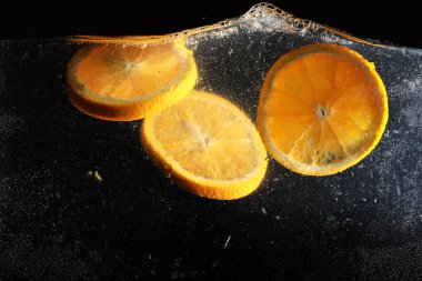 Olgun tatlı portakala su damlaları. Metnin için kopyalama alanı olan yeni Mandarin arkaplanı. Vejetaryen ve vejetaryen kavramı.
