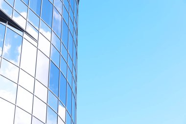 Ön cephenin mimari ayrıntıları diğer binaların ve güneşin birden fazla yansımasıyla birlikte. Modern binanın dış cephesi. Mimari soyut arkaplan