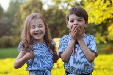 Yazın yürüyüşe çıkan çocuklar. Çocuklar kırsalda şımarır. Kahkaha ve su sıçratma.
