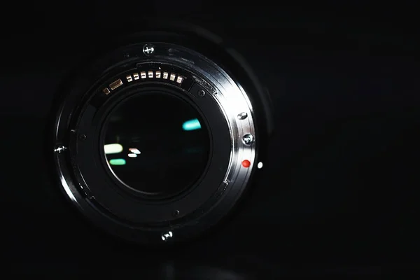 操作员桌上摄像头的光学仪器 光学镜片的玻璃中闪烁着光芒 具有摄影师技巧的黑色背景 — 图库照片