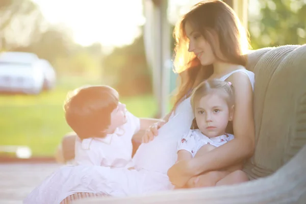 Aile Doğada Dinleniyor Temiz Havada Tatil Yapmak Için Hafta Sonu — Stok fotoğraf