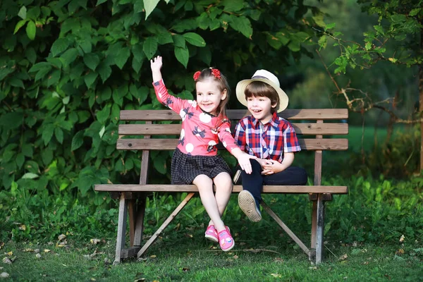 Bambini Una Passeggiata Nel Parco Autunnale Caduta Foglie Nel Parco — Foto Stock