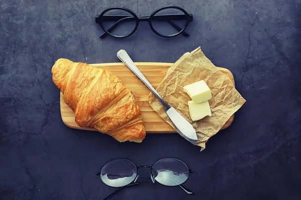 Pâtisseries Fraîches Sur Table Croissant Aromatisé Français Pour Petit Déjeuner — Photo